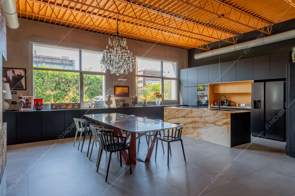Cucina a vista del loft Graviola, location in stile contemporaneo a Milano