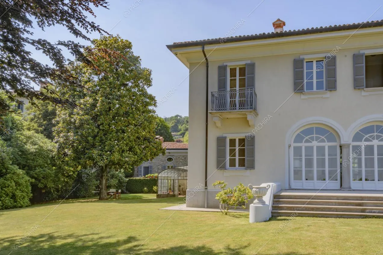 Parete esterna della villa con intorno il giardino