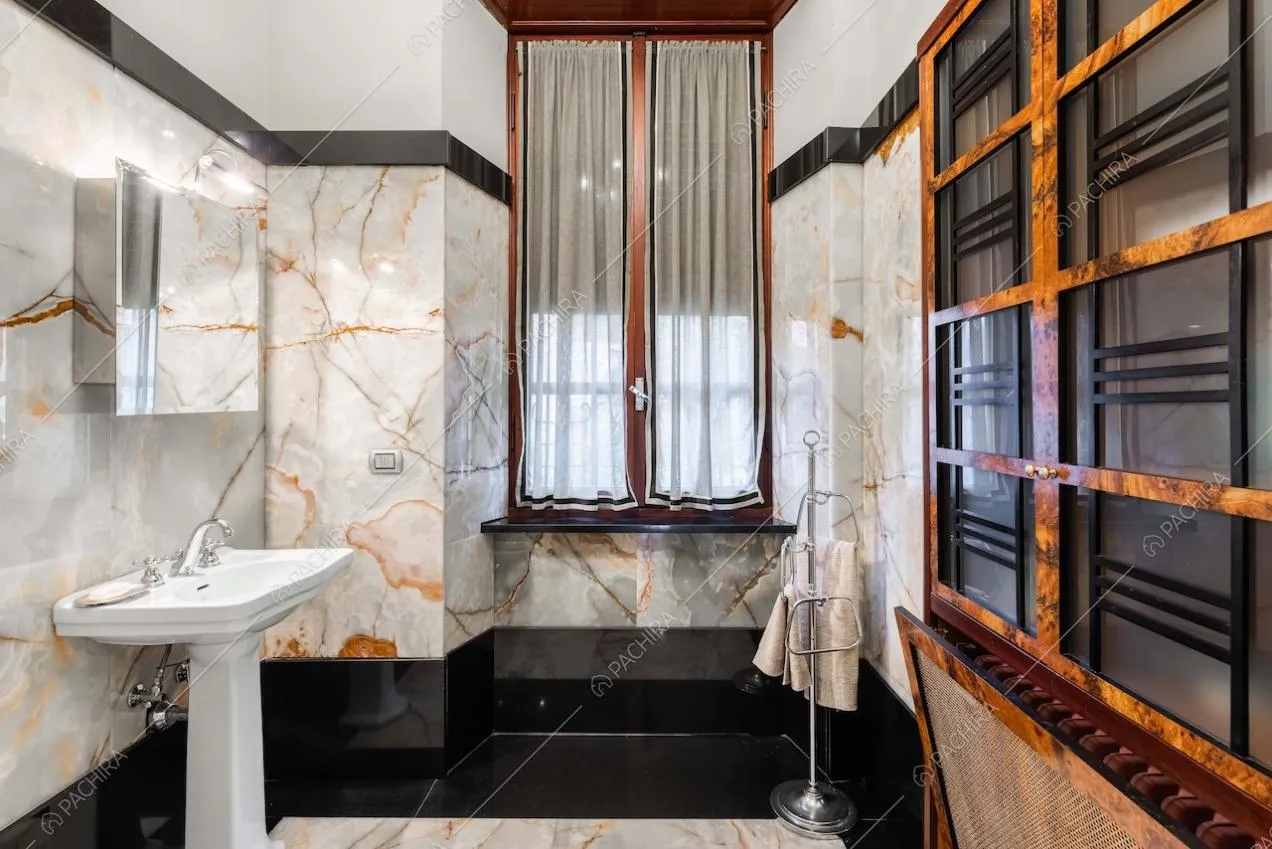 Bagno della villa Adamite, location in stile classico a Savona
