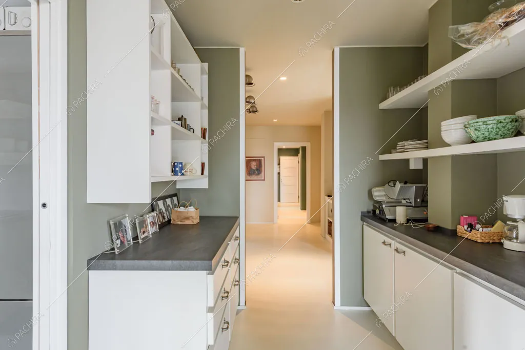 Pareti grigie della cucina dell'appartamento Beryl, location in stile contemporaneo a Milano