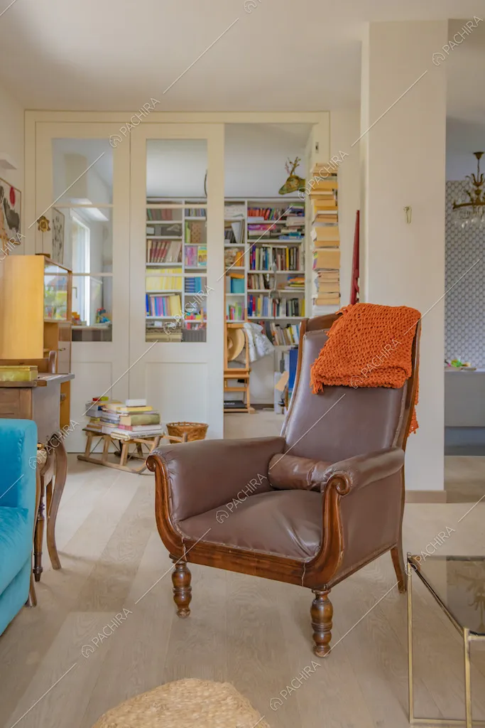 Zona living con poltrona in cuoio e vista sullo studio