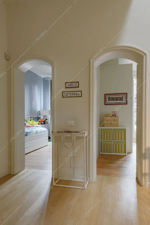 Pavimento in parquet nell'atrio della villa Kharan, location in stile contemporaneo a Milano