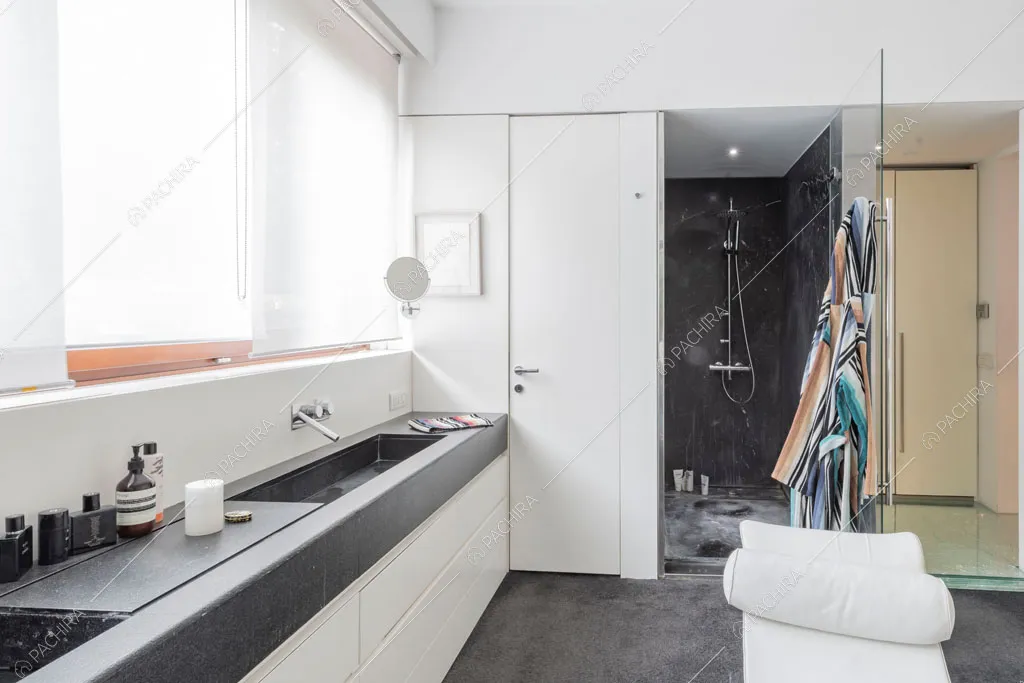 Bagno con box doccia dell'appartamento Carpentaria, location in stile contemporaneo a Roma