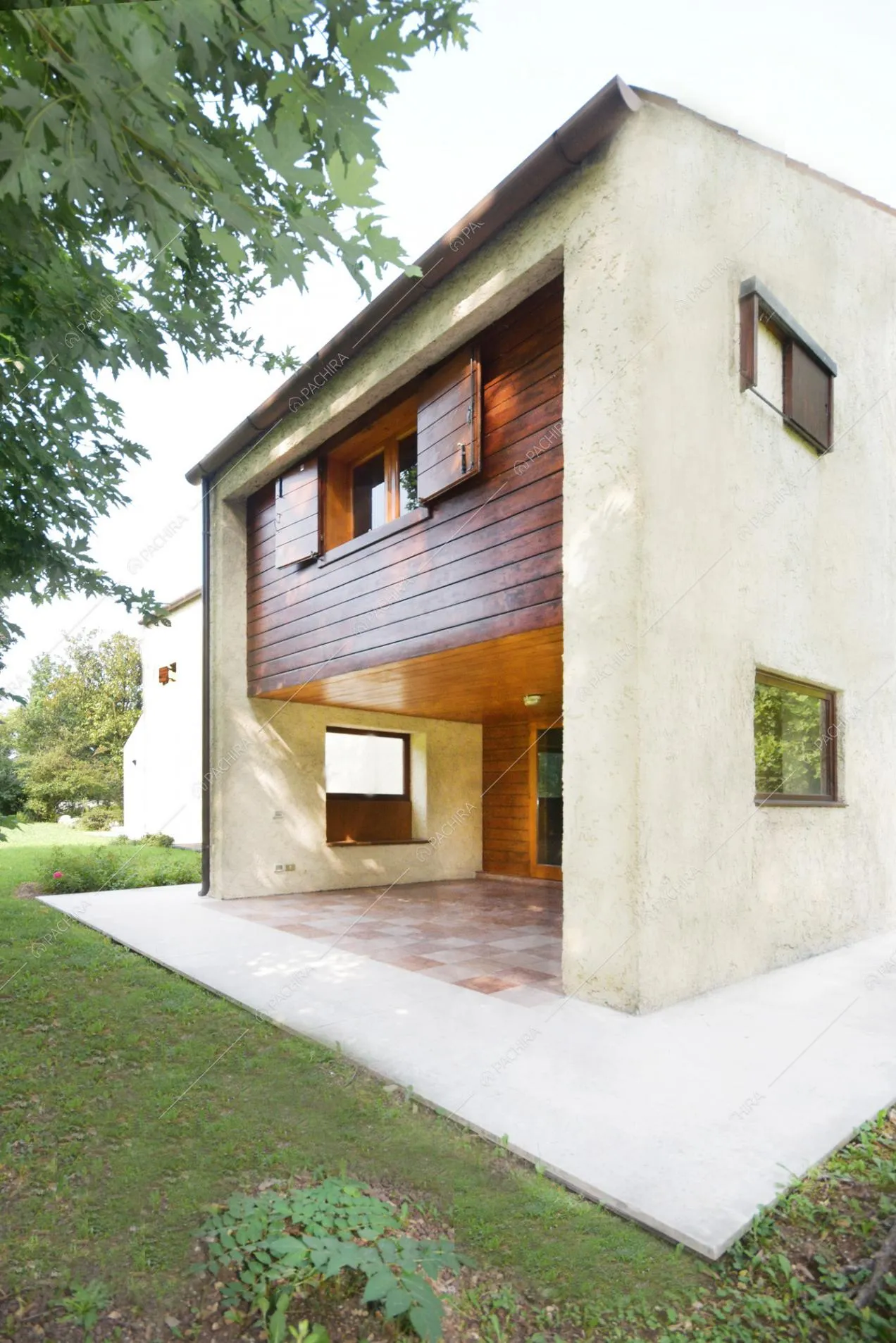 Uno dei lati esterni della villa e la vegetazione che la circonda