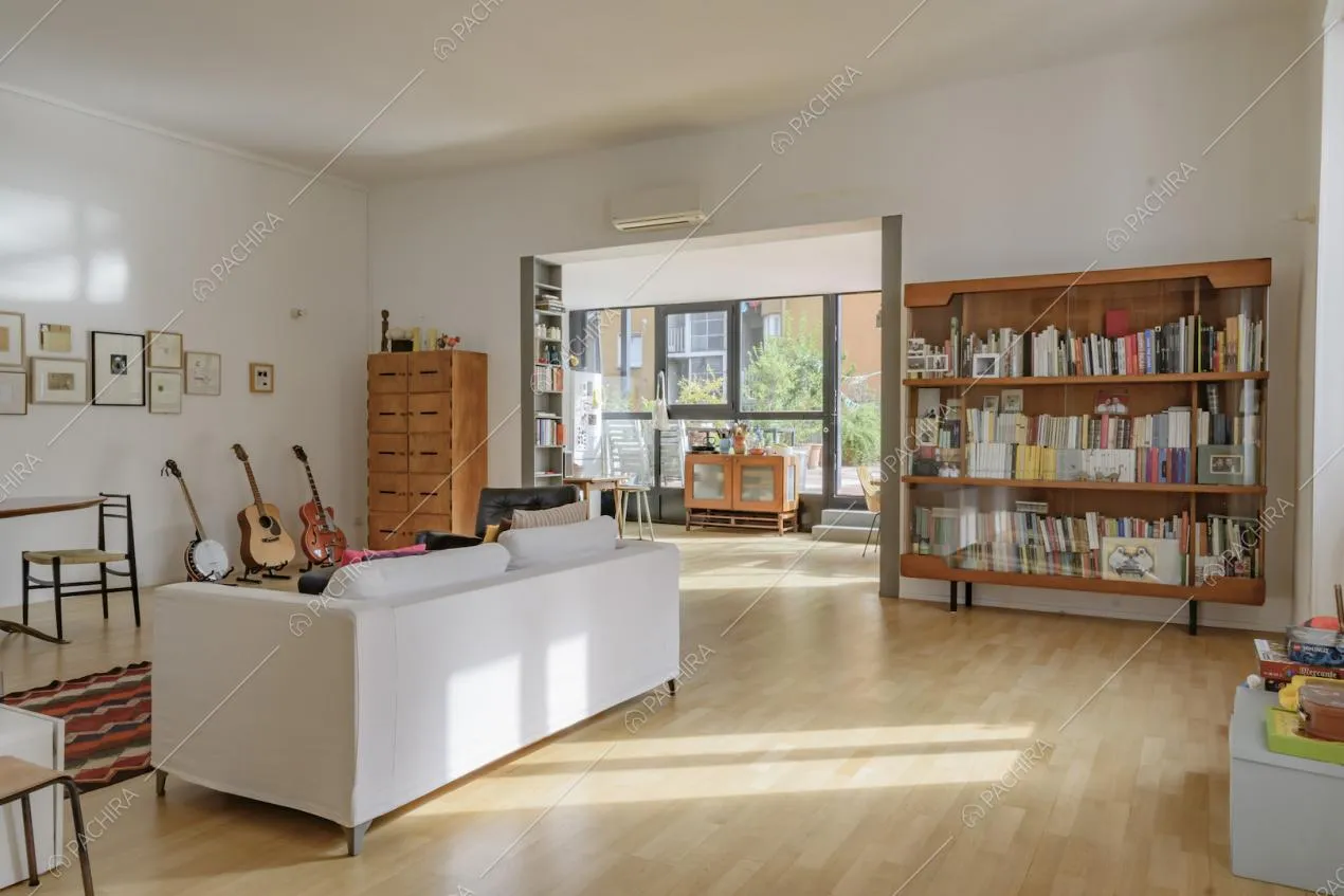 Soggiorno con pavimenti in parquet e ampie vetrate