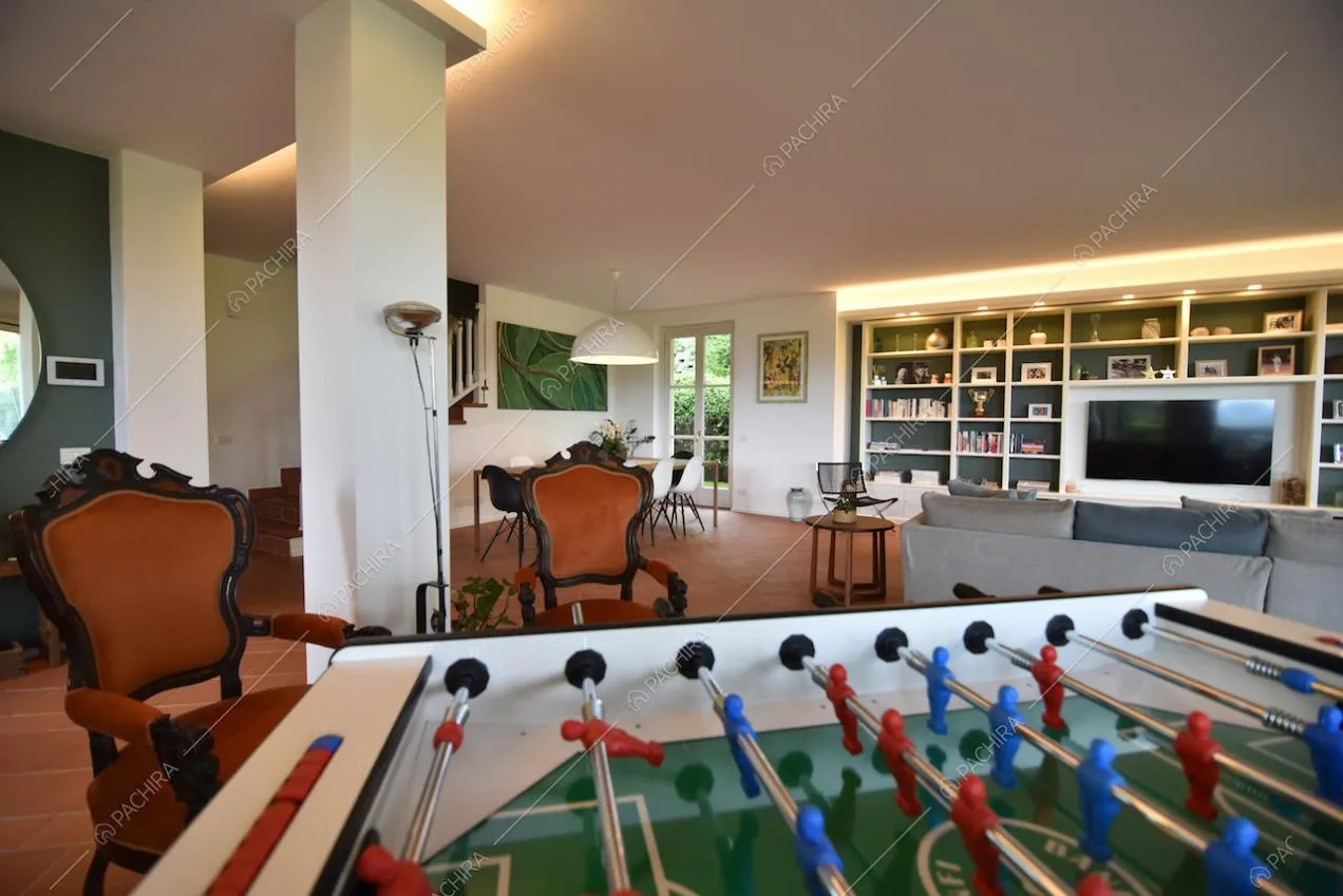 Tavolo da calciobalilla e poltroncine rivestite in velluto