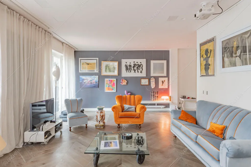Zona living con pavimento in parquet a spina di pesce dell'appartamento Sonora, location in stile contemporaneo a Roma