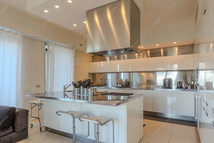 Cucina a isola della villa Iride, location in stile moderno a Monza