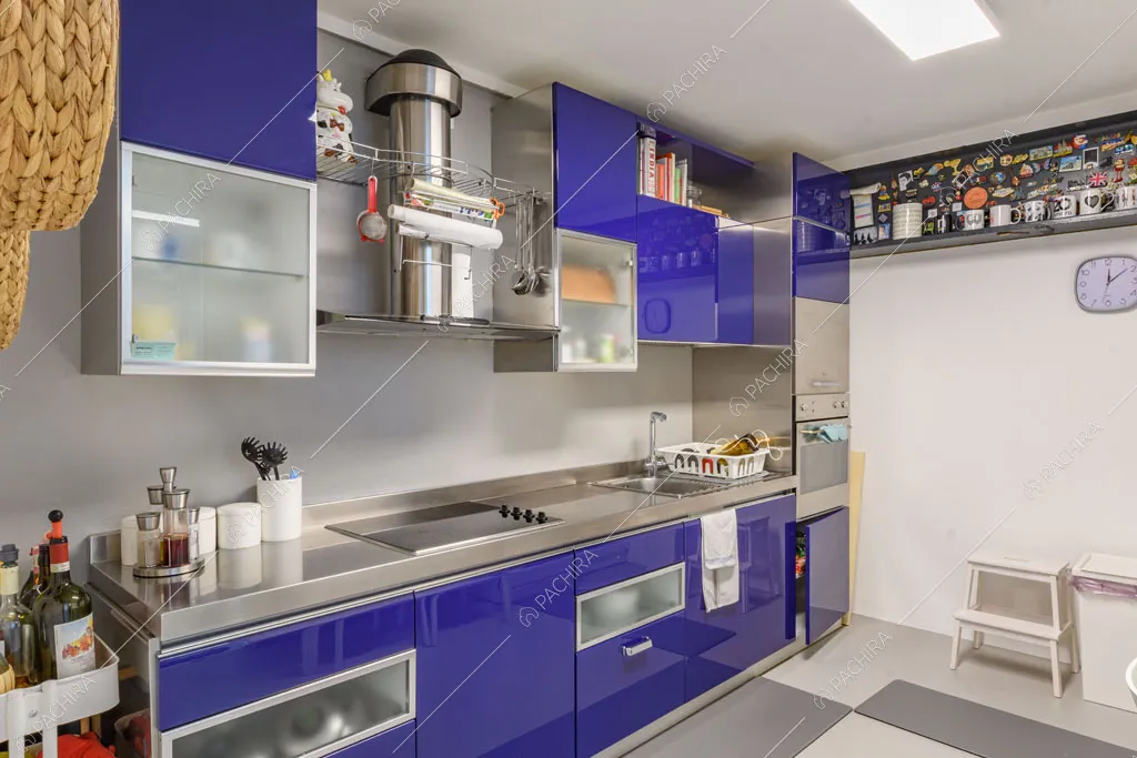 Cucina a parete del loft Genepi, location in stile contemporaneo a Milano