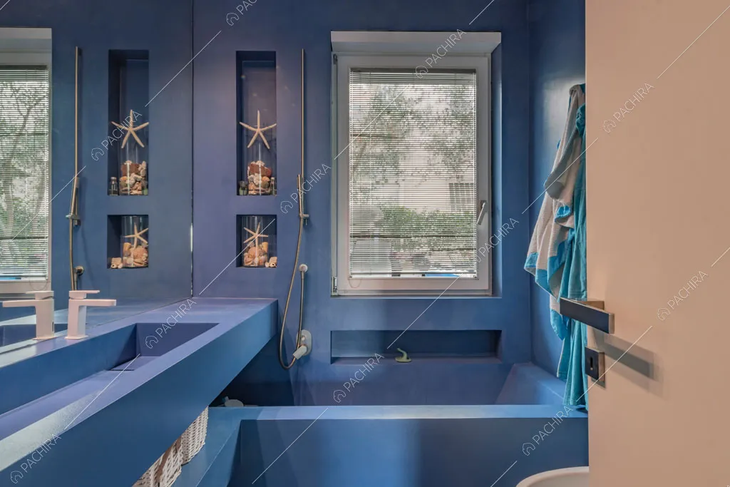 Bagno con pareti azzurre dell'appartamento Sonora, location in stile contemporaneo a Roma