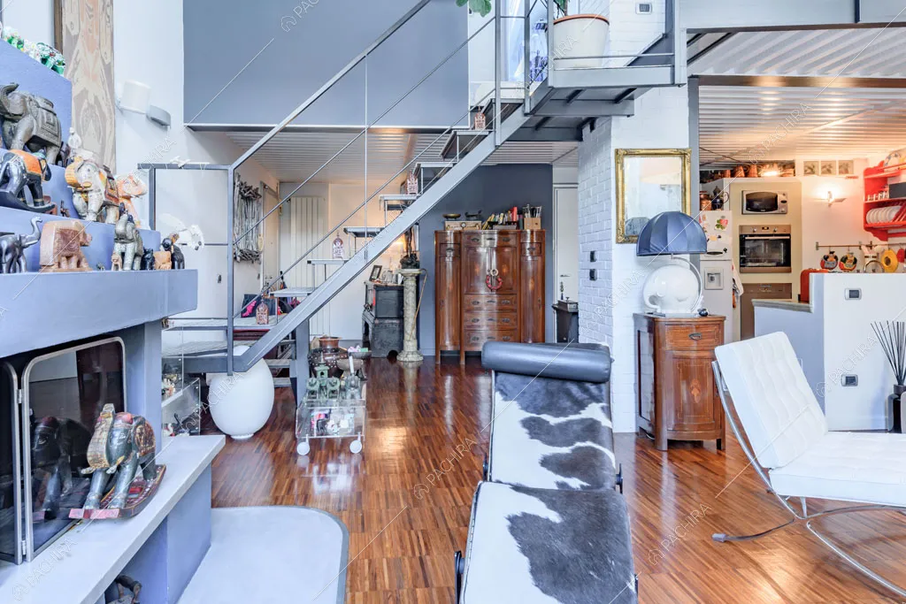 Zona living del loft Cascarilla, location in stile moderno a Milano