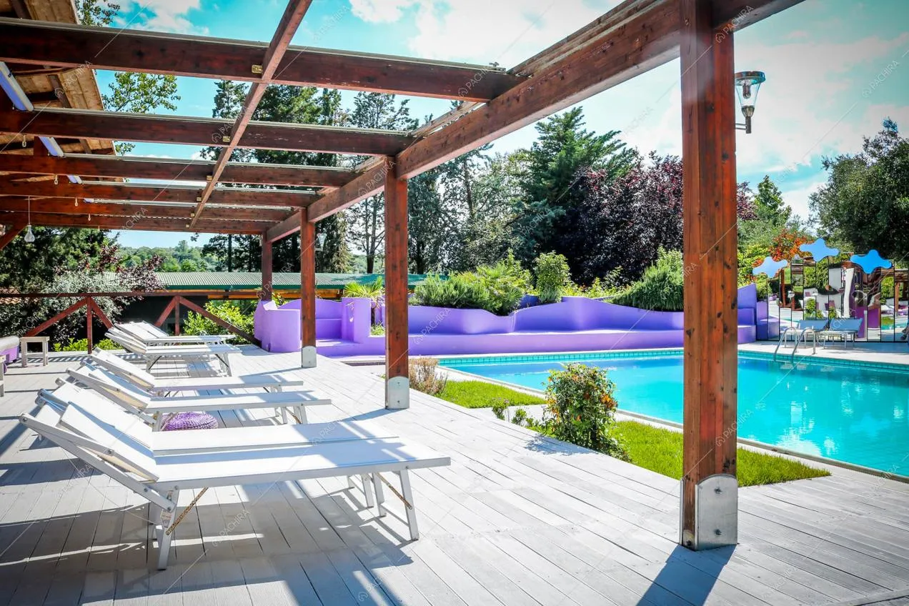 Giardino con piscina dell'hotel Aegirine, location in stile eclettico a Rieti
