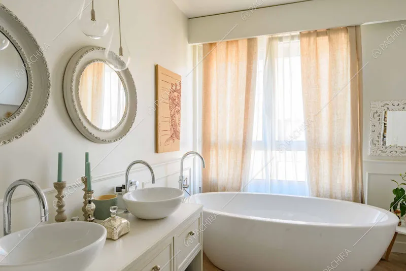 Bagno con doppio lavandino, vetrata e vasca