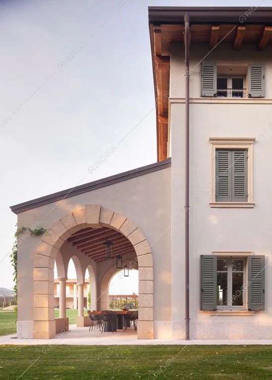 Vista sul portico con archi della villa Ghibli, location in stile contemporaneo a Verona