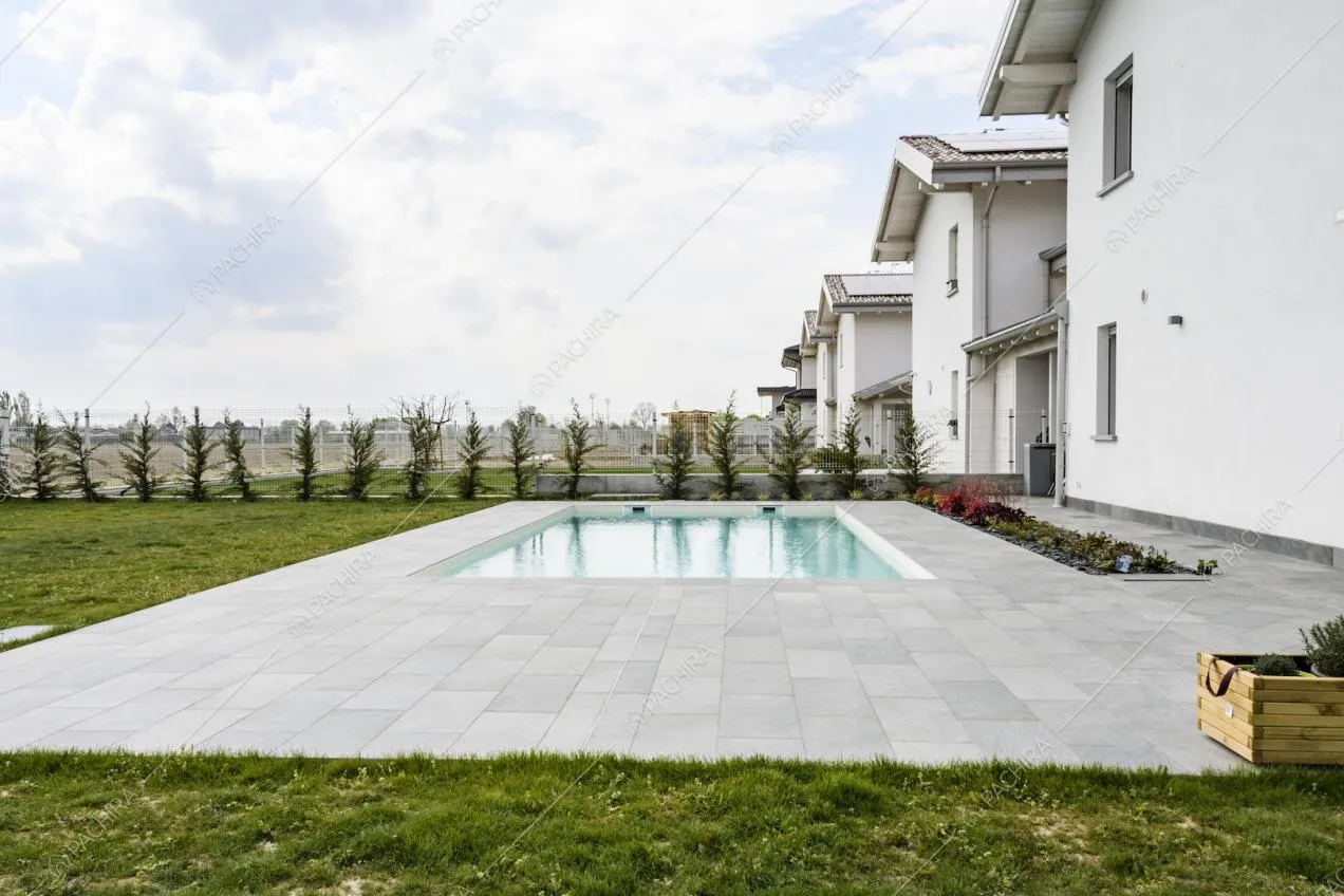 Piscina nel giardino privato della villa