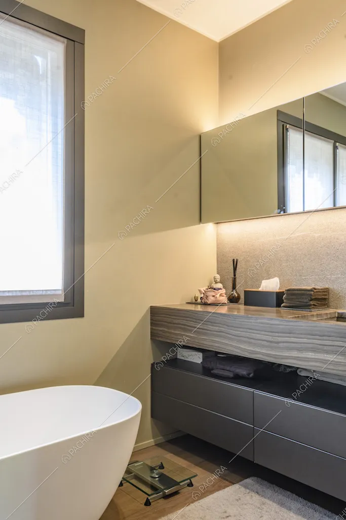 Dettaglio sui mobili del bagno e bilancia pesapersone