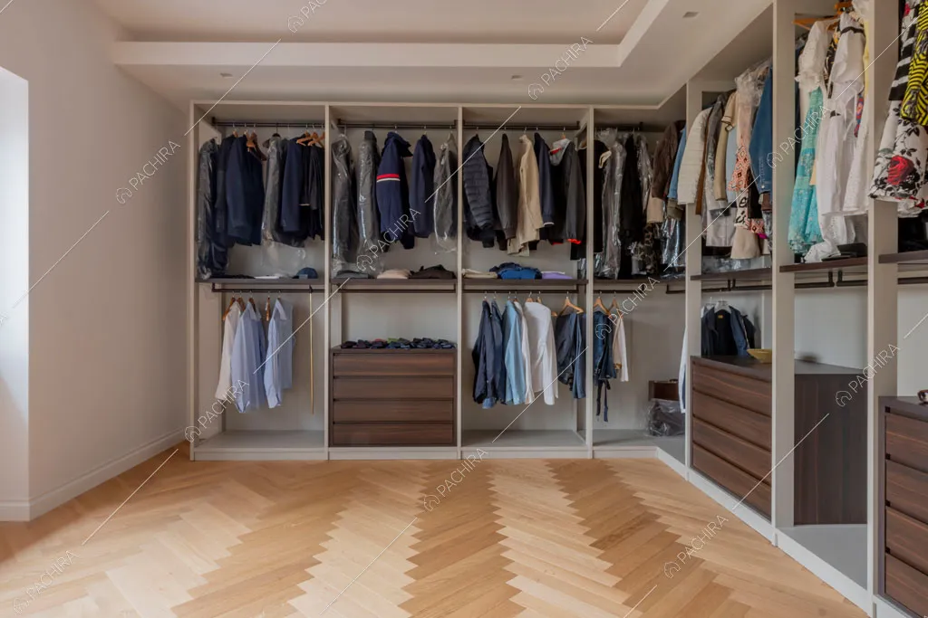Ampia cabina armadio della villa Murray, location in stile contemporaneo a Roma