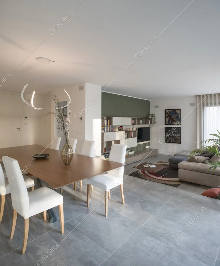 Sala da pranzo con tavolo in legno e vista sul salotto