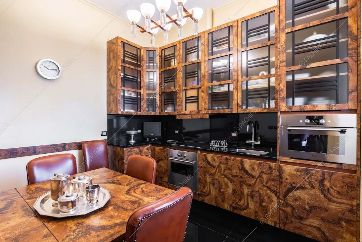 Cucina a parete della villa Adamite, location in stile classico a Savona