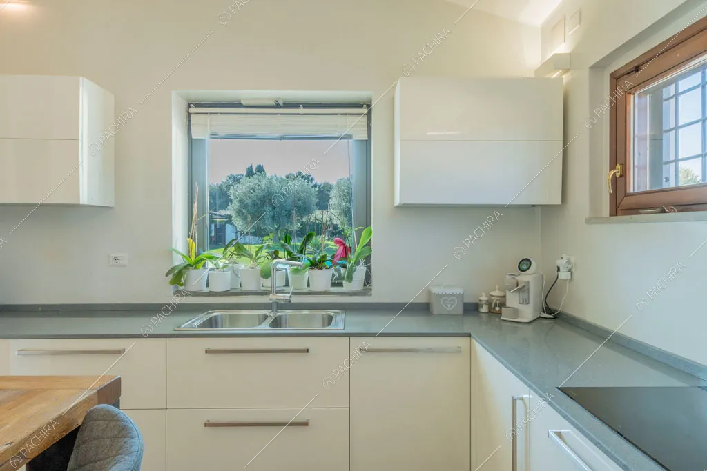 Cucina della villa Tagliamento, location in stile contemporaneo a Roma