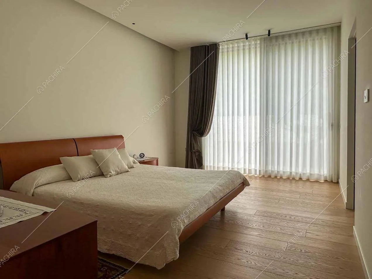 Camera da letto della villa Adda, location in stile contemporaneo a Verona