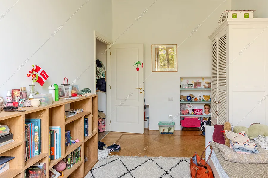 Camera da letto dell'appartamento Andira, location moderna per shooting a Milano