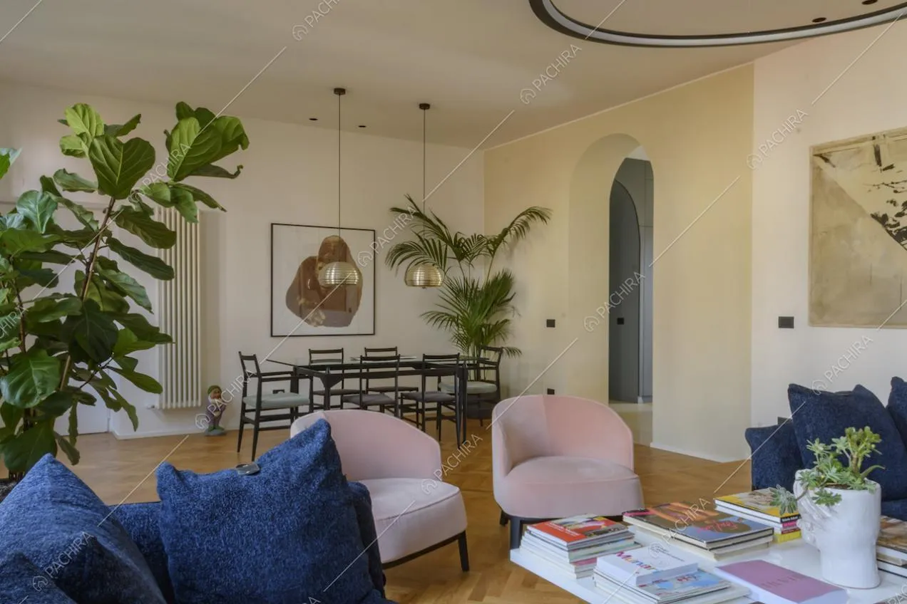 Tavolino con libri, poltrone e tavolo da pranzo nella zona giorno