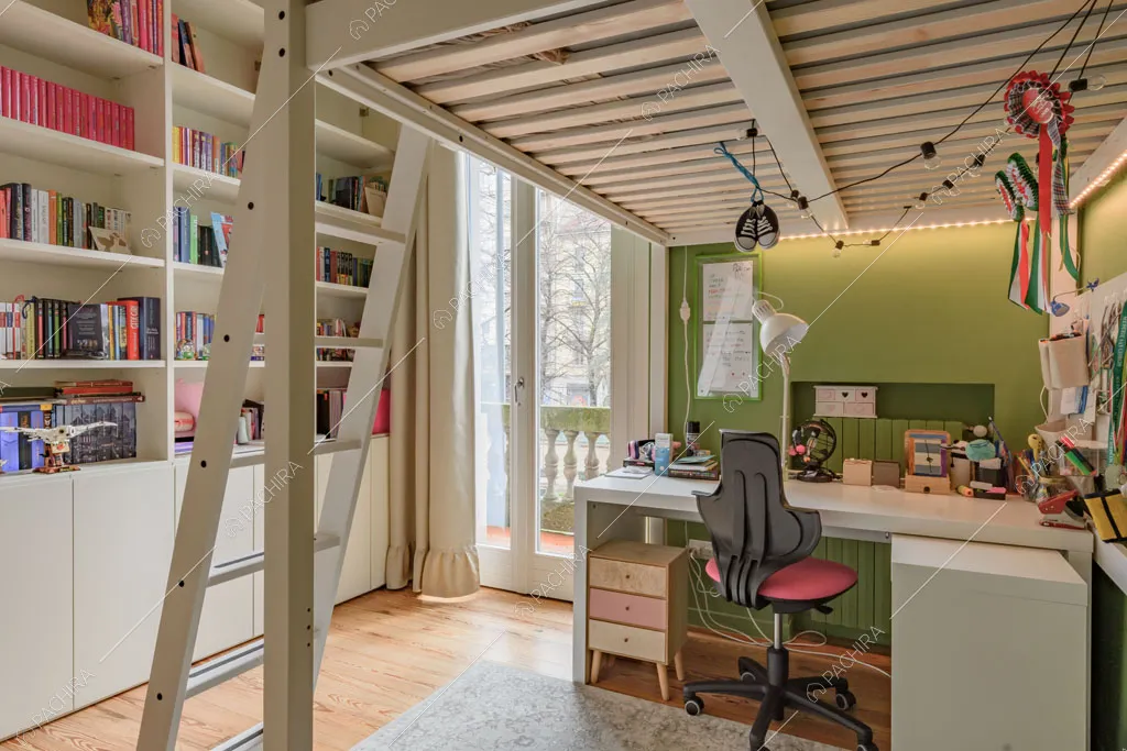 Camera da letto con parete verde della villa Kharan, location in stile contemporaneo a Milano