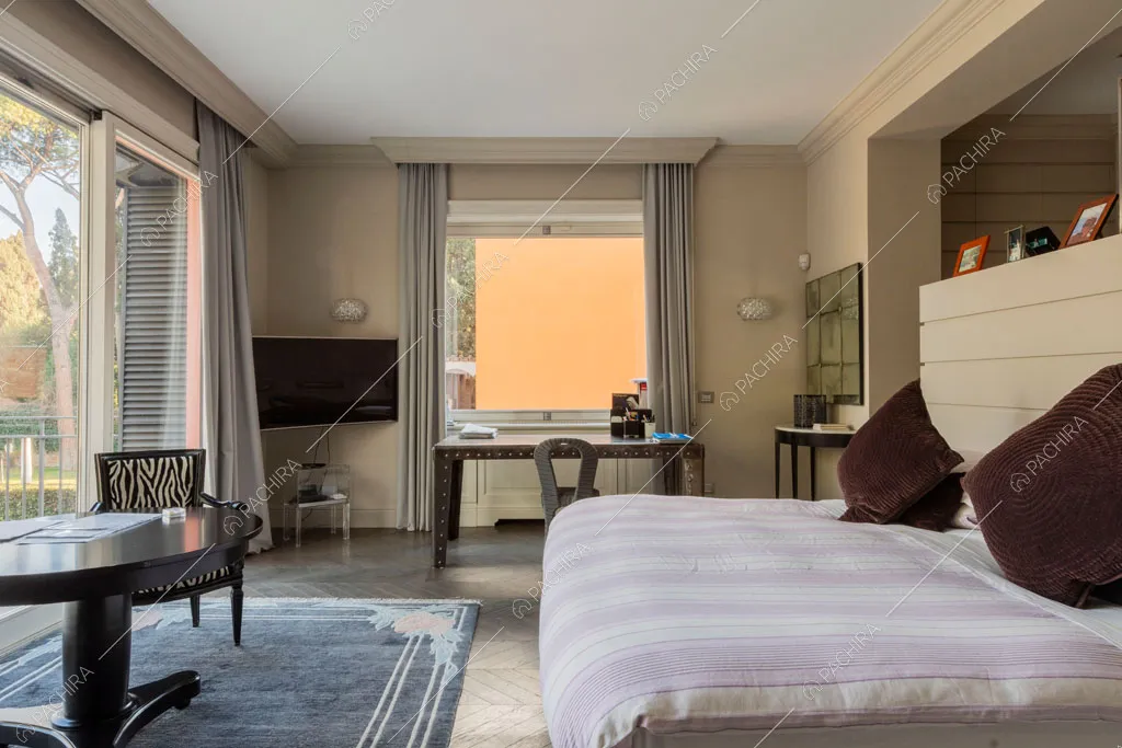 Camera da letto della villa Espero, location in stile contemporaneo a Roma
