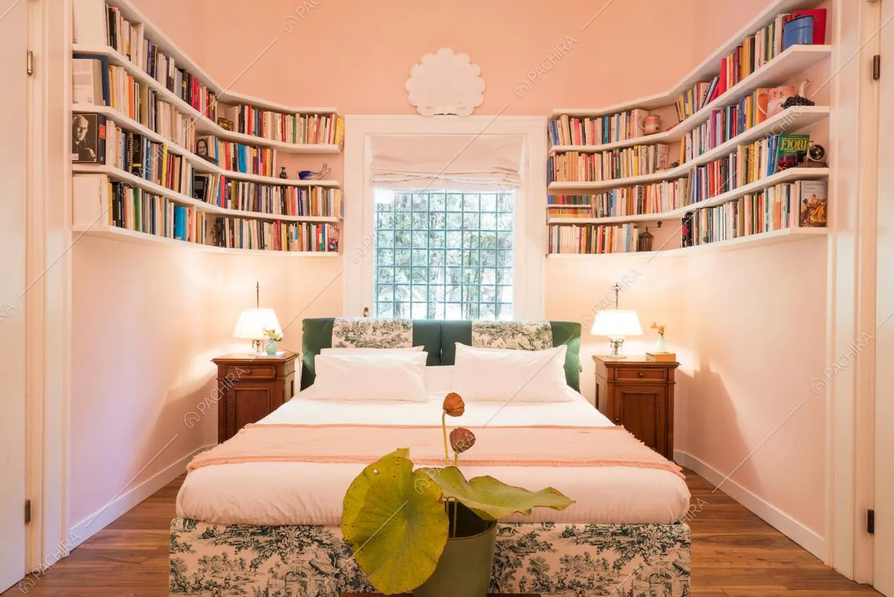Un'altra camera da letto con libreria