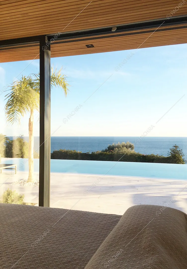 Dal letto matrimoniale vista sulla terrazza con piscina e sul mare