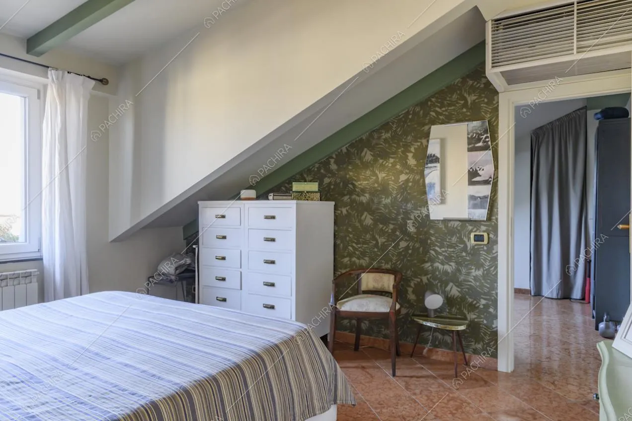 Mobile con cassetti e carta da parati nella camera da letto