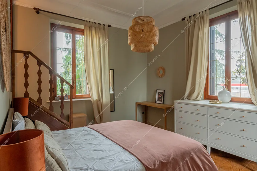 Camera da letto della villa Vinson, location in stile moderno a Milano