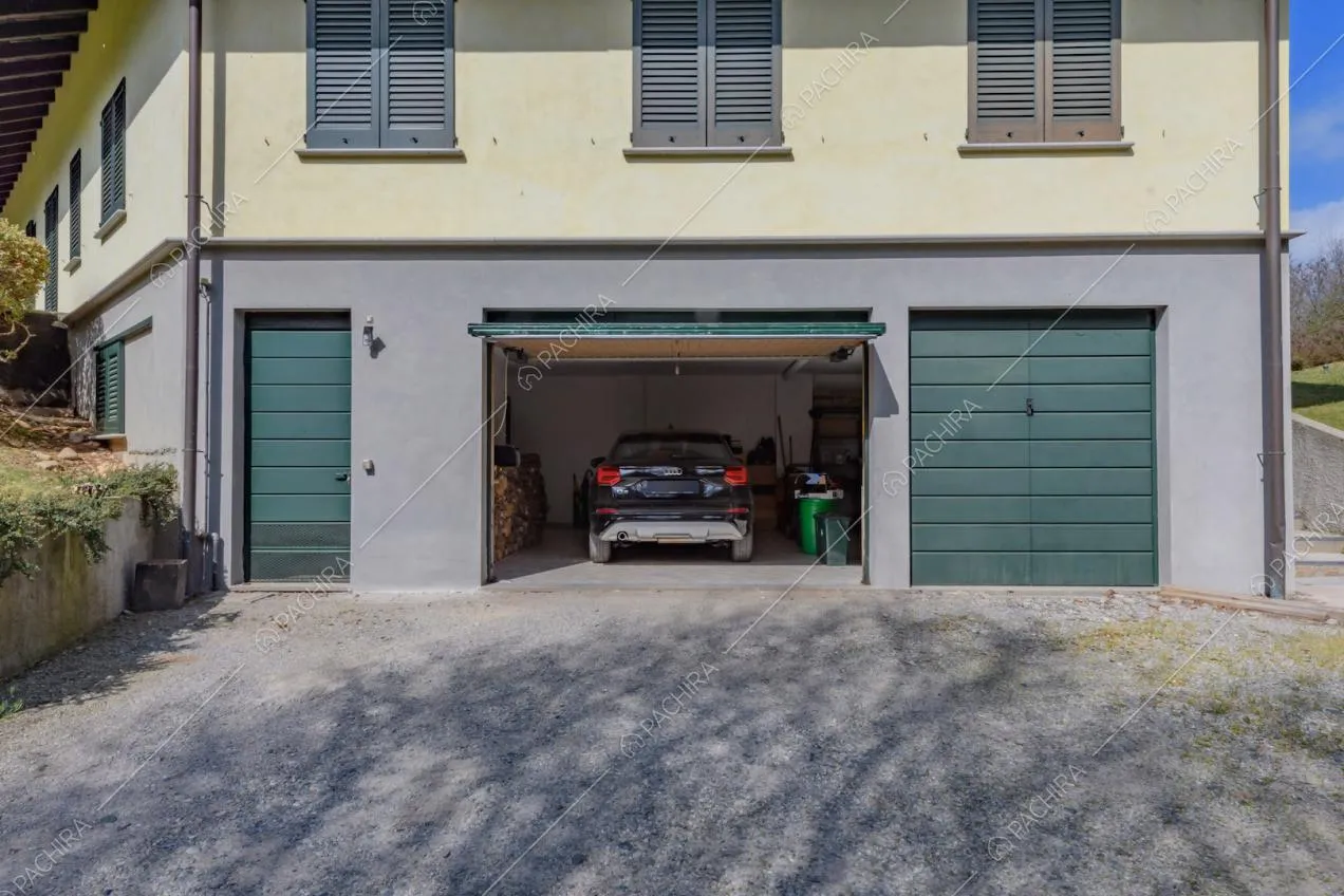 Garage con porta verde