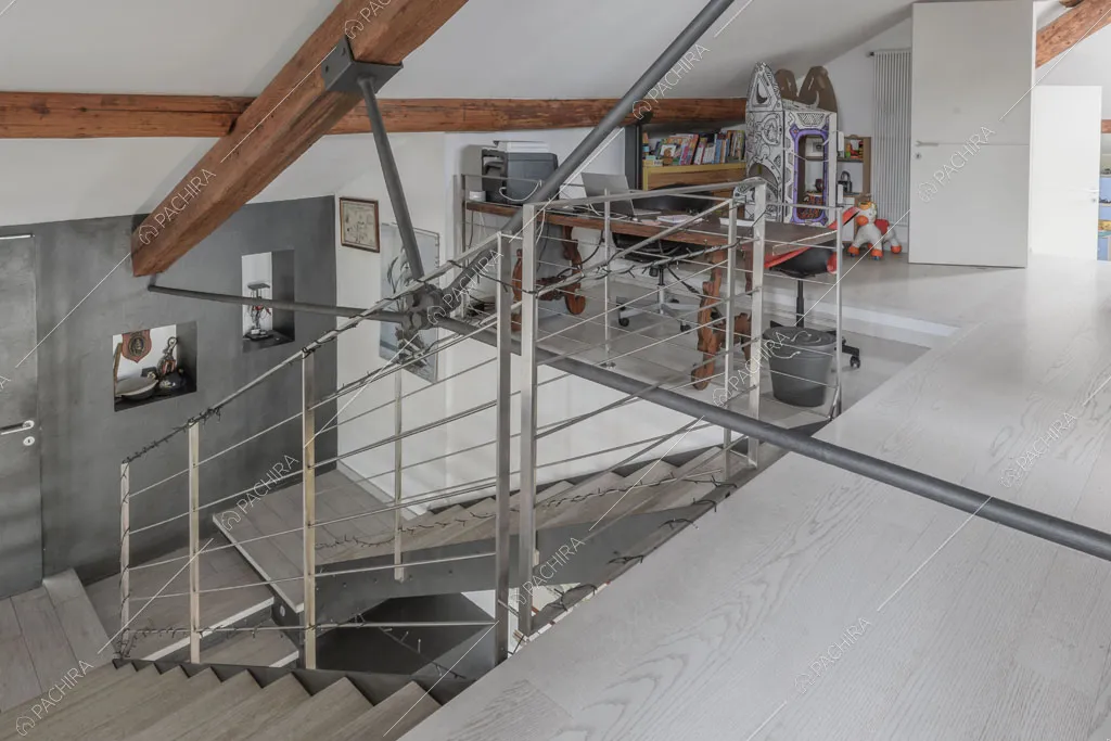 Mansarda e vista sulle scale del loft Ostro, location in stile contemporaneo a Milano