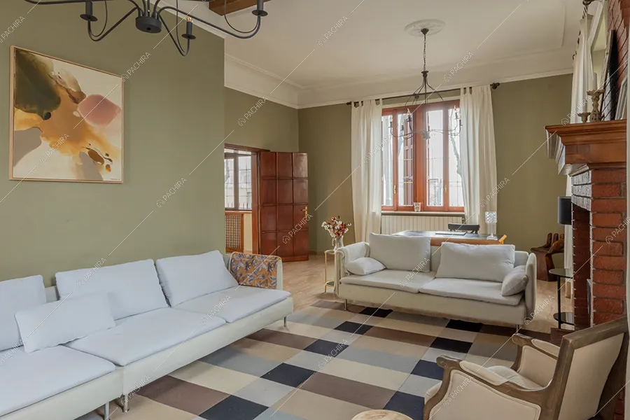 Zona living della villa Vinson, location in stile moderno a Milano