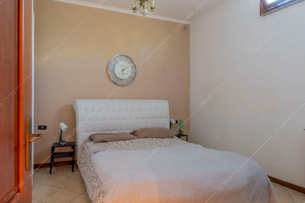 Camera da letto della villa Cassava, location in stile contemporaneo a Roma