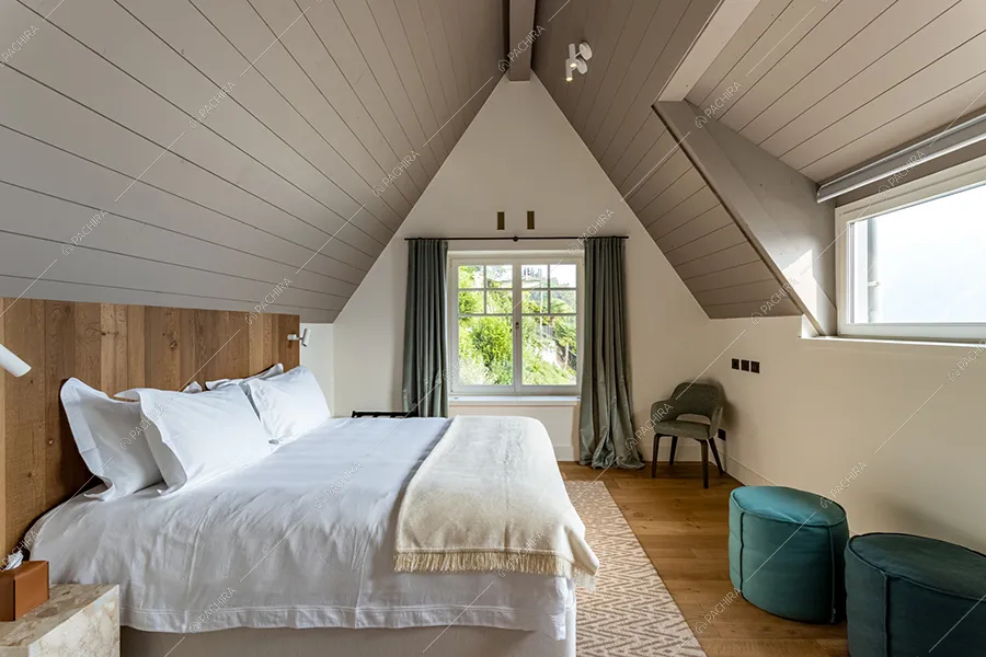 Camera da letto della villa Argento, location in stile moderno a Como