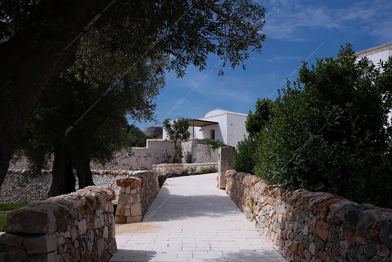 Vialetto della masseria Athos, location in stile rustico a Brindisi