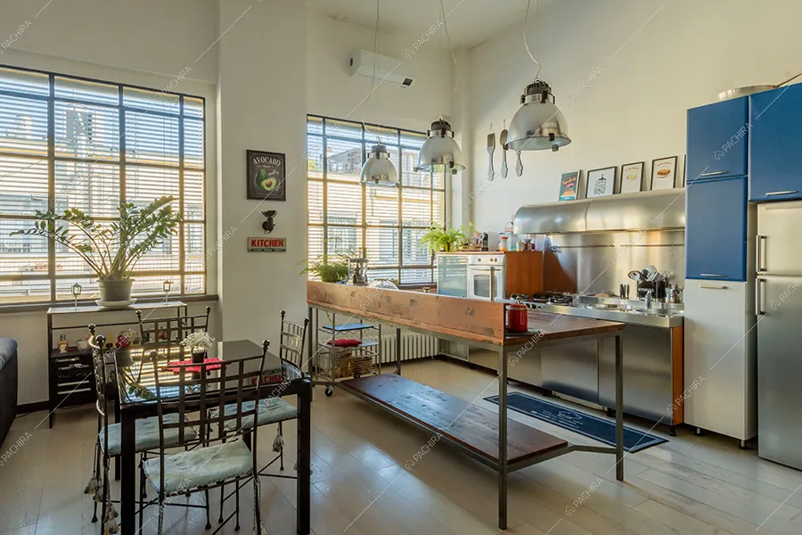 Cucina a vista del loft Piave, location in stile moderno a Milano