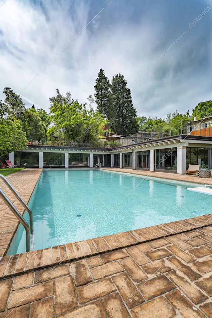 Grande piscina esterna con bordi in mattoni