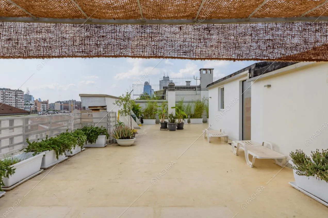 Vista sui palazzi circostanti e sugli esterni bianchi dalla terrazza
