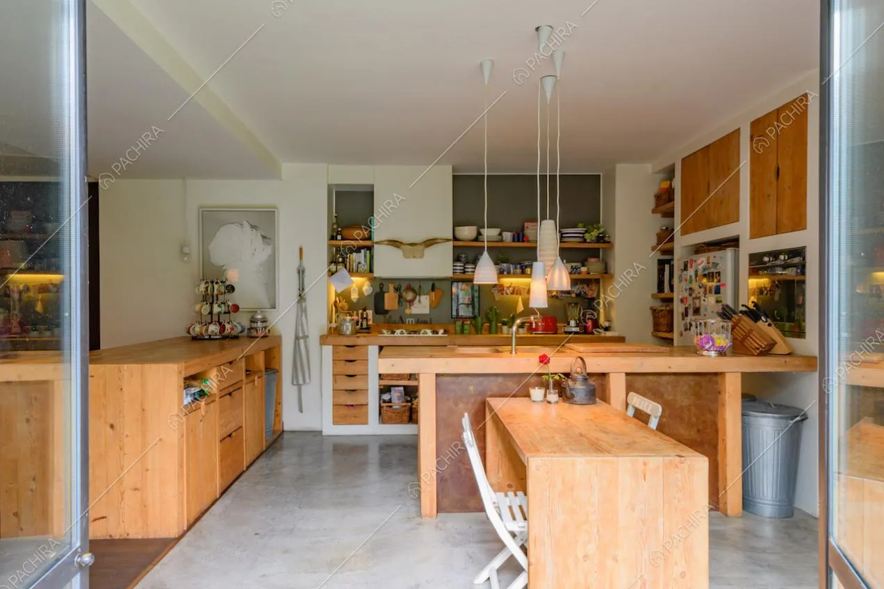 Dal giardino vista sulla cucina con penisola e fornelli a gas