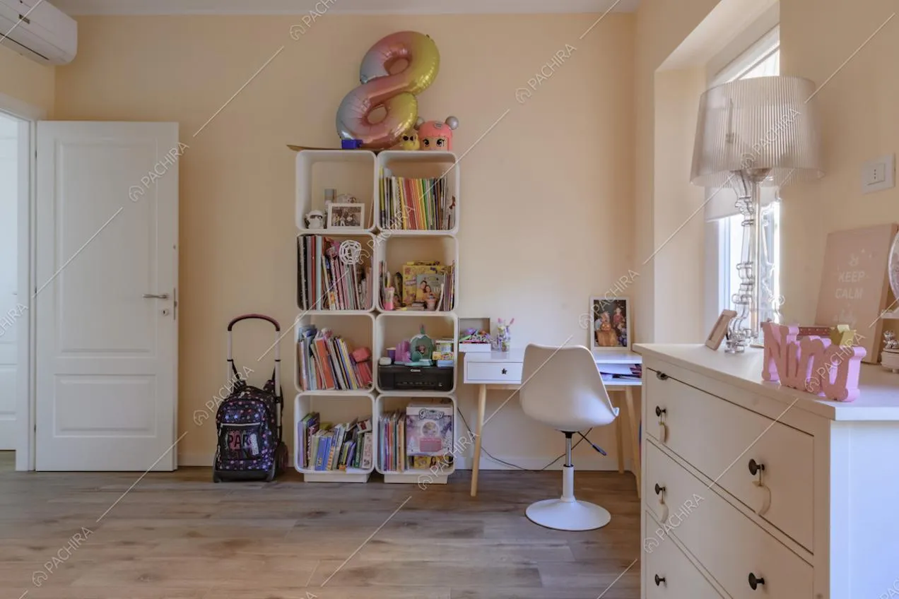 Scrivania con cassetti e scaffale pieno di libri