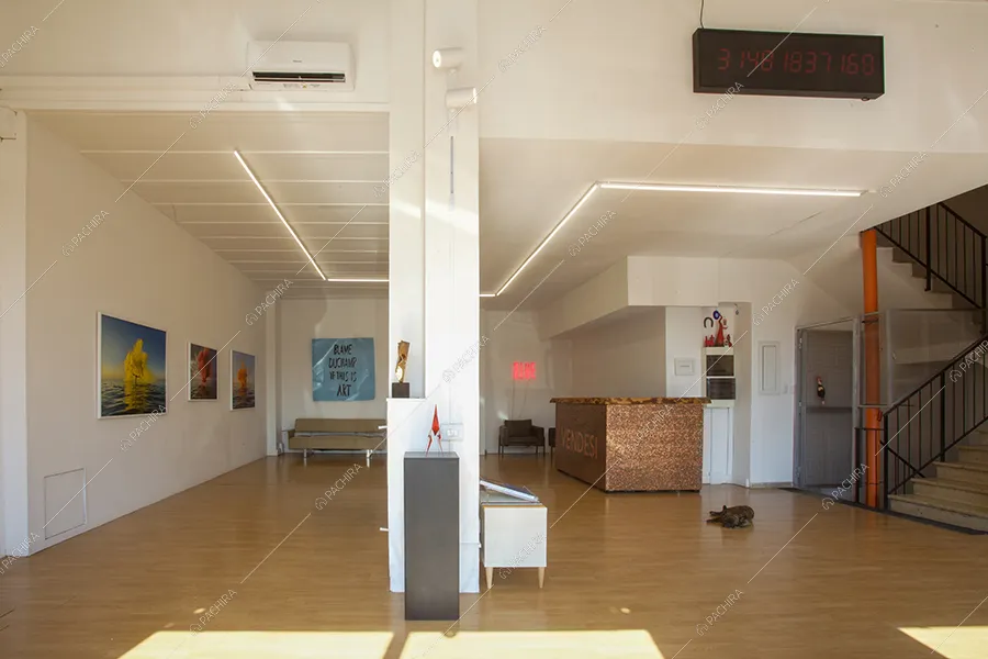 Sala dello spazio espositivo Paranà, location in stile minimal a Roma