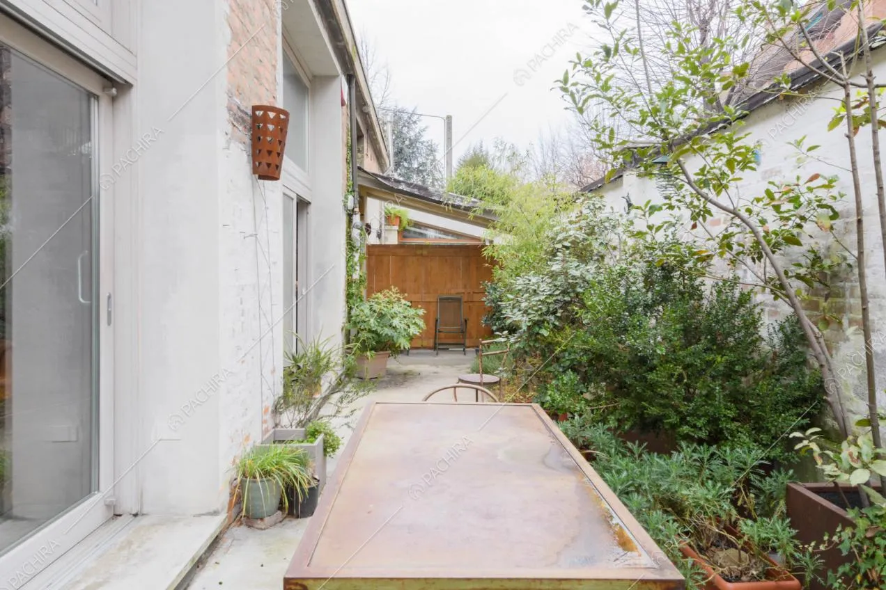 Tavolo da pranzo nel giardino con numerose piante