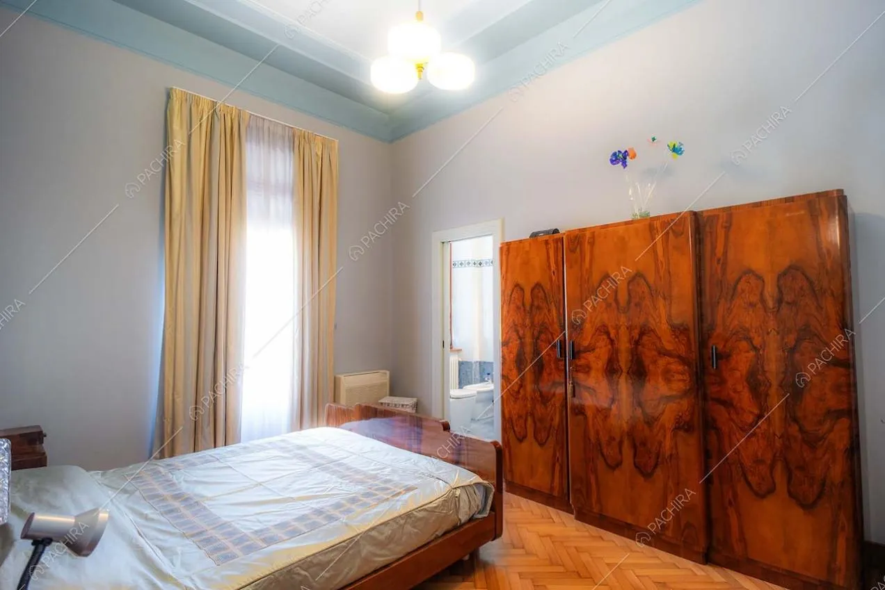 Camera da letto della villa Adamite, location in stile classico a Savona