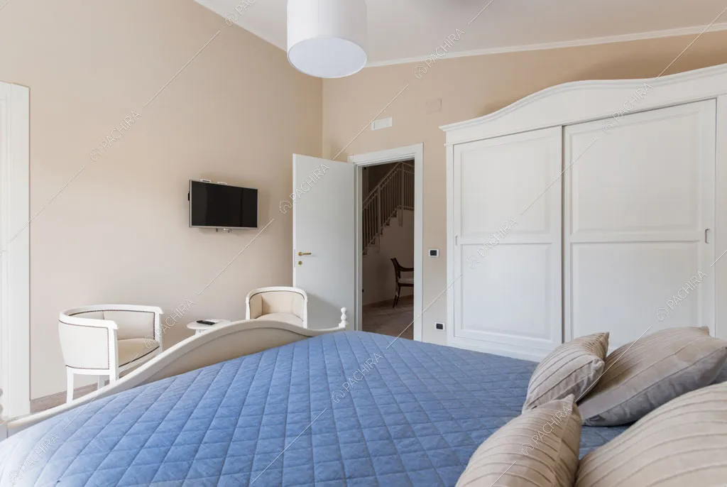 Camera da letto della villa Agnocasto, location in stile moderno a Roma