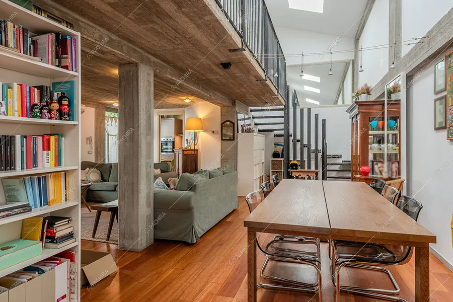 Zona living del loft Tocantis, location in stile moderno a Milano