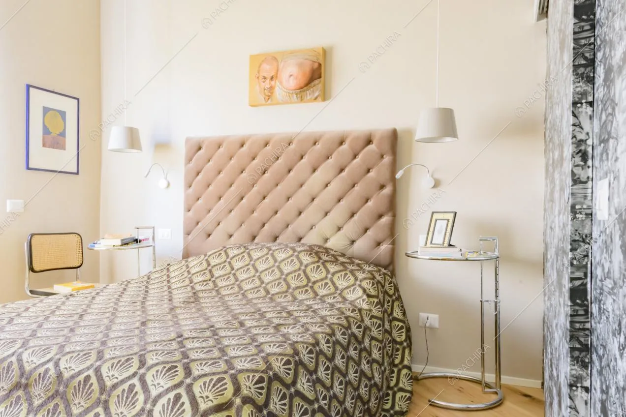 Letto matrimoniale con testiera trapuntata